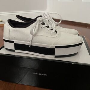 Toms Black and White Platform Cordones Boardwalk Sneakers